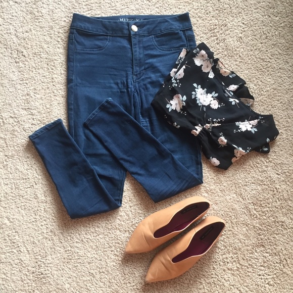 American eagle low rise jeans sz 2 short. Stretchy - Picture 3 of 8